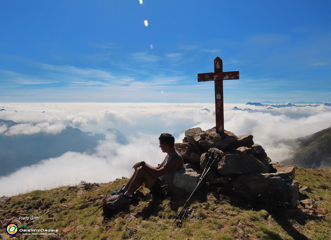 05 In vetta al Pes Gerna (2562 m) sopra le nuvole.JPG